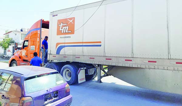 Tumba tráiler cables en colonia Praderas