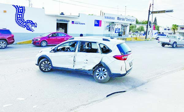 Se vuelan semáforo y resultan lesionados