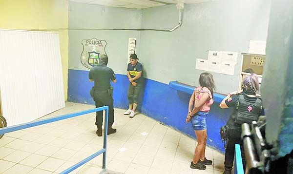 Les llama la atención el caminar de mujer