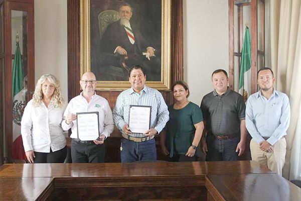 Becará Cuatro Ciénegas a alumnos de la UTRCC