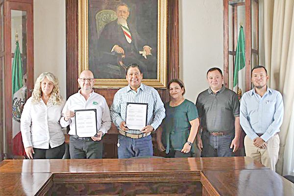 Becará Cuatro Ciénegas a alumnos de la UTRCC