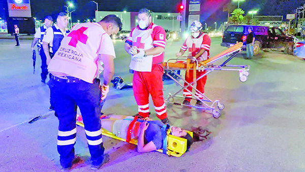 Impacta camioneta a mujer motociclista