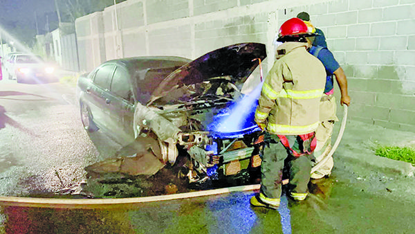 Incendian automóvil de forma intencional
