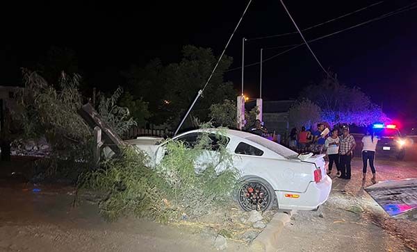 Choca de madrugada pareja en su Mustang