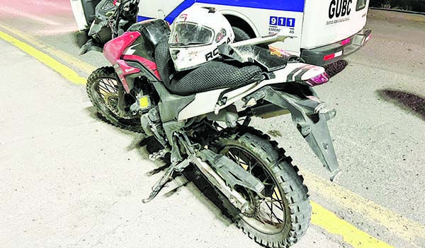 Avienta a moto con automóvil