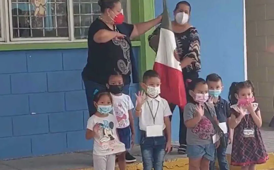 Maestra pide a sus alumnos de kínder saludar a la Bandera, pero ellos saludan al público