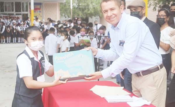 Arrancan ciclo escolar con entrega de libros