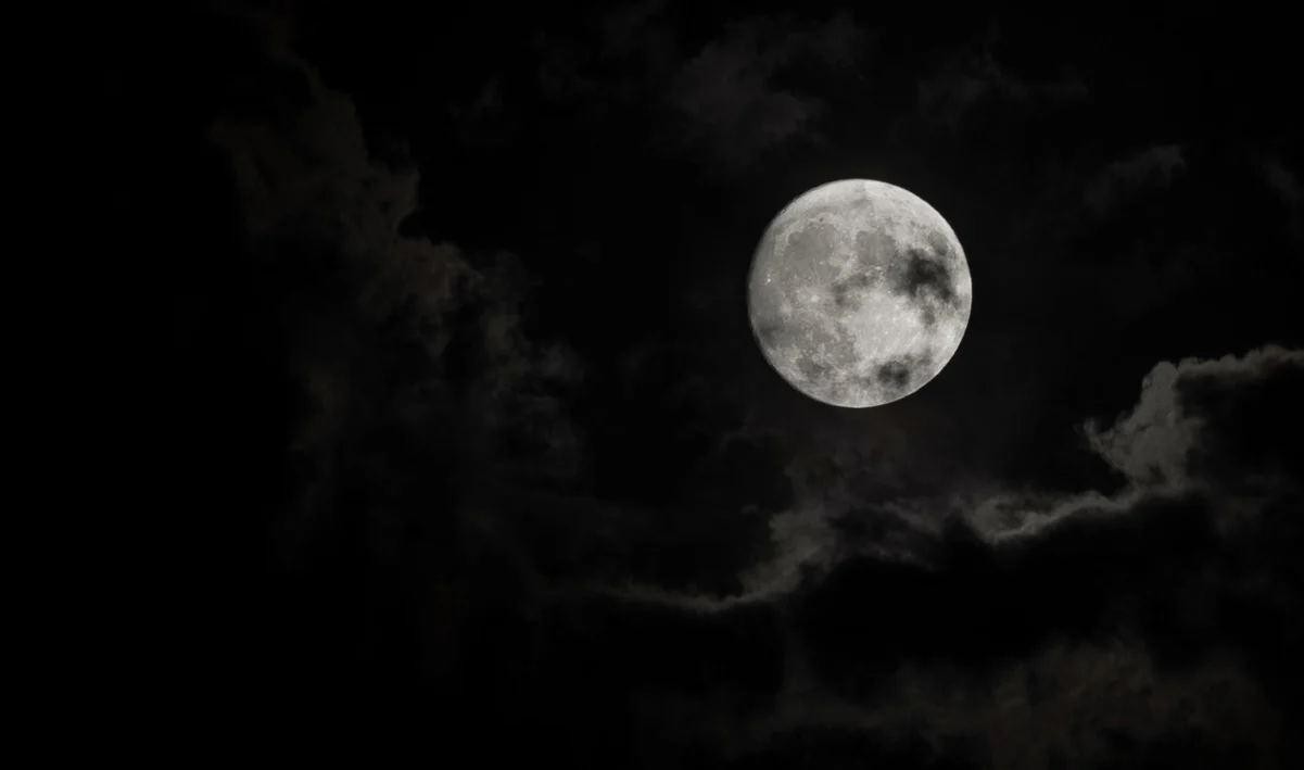 Científicos sugieren que la Tierra es la responsable del origen de la Luna