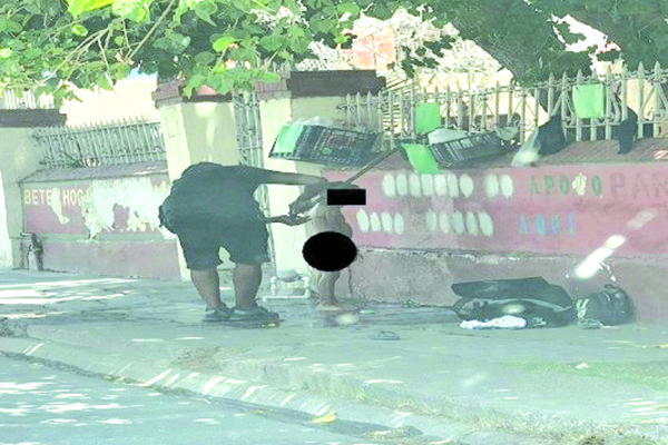 Conmueve niño migrante bañándose en la banqueta