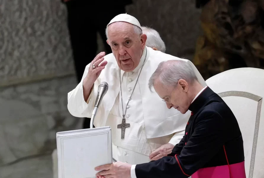 Papa Francisco recibe en Roma a grupo de personas transgénero