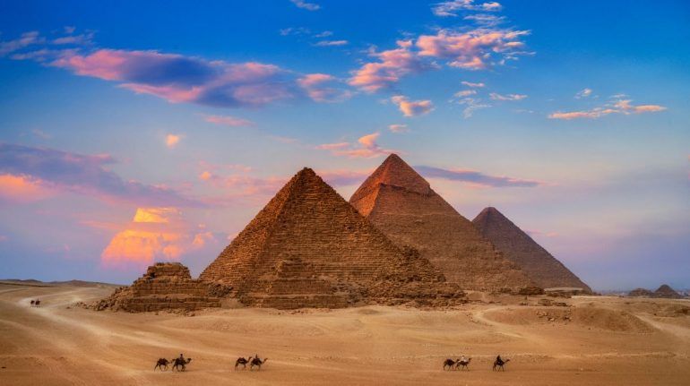 ASÍ ES COMO SE TRANSPORTABAN LOS MATERIALES PARA CONSTRUIR LAS PIRÁMIDES DE EGIPTO