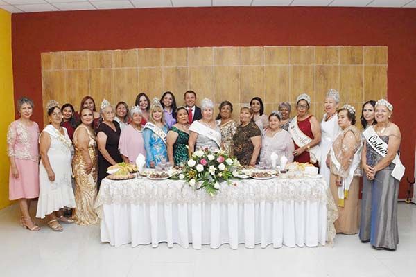 Coronan a Reina del Adulto Mayor en SB