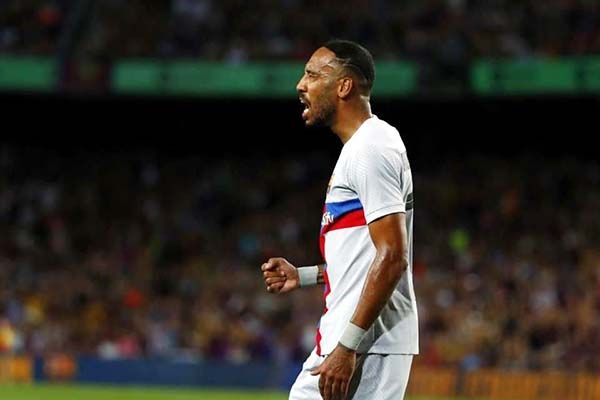 Roban y agreden a Aubameyang en su casa