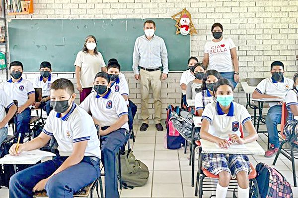 Agradecen alumnos de Telesecundaria por transporte rural