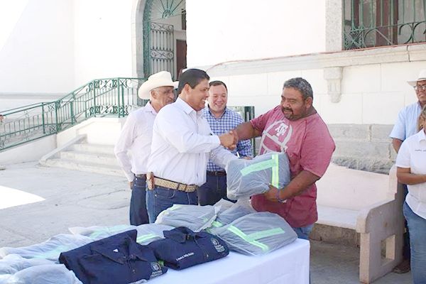 Entregan uniformes a personal de Limpieza
