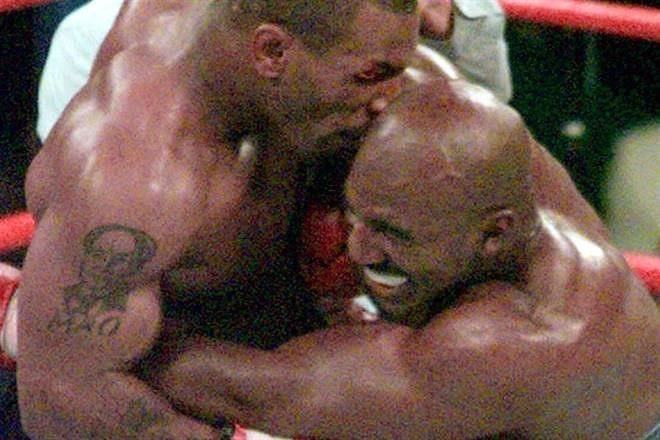 Subastan guantes que usó Holyfield cuando Tyson lo mordió