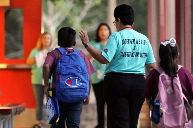 Con miedo, regresan a clases en Uvalde tras tiroteo
