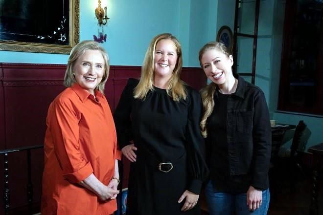 Honran Hillary Clinton y su hija a mujeres innovadoras