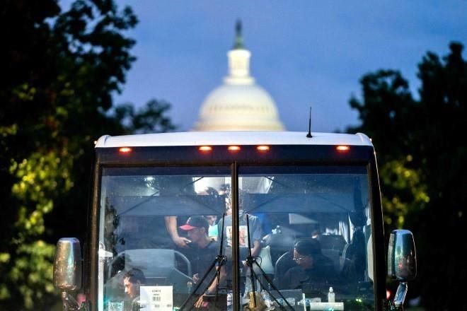 D.C. declara emergencia por llegada de migrantes de Texas