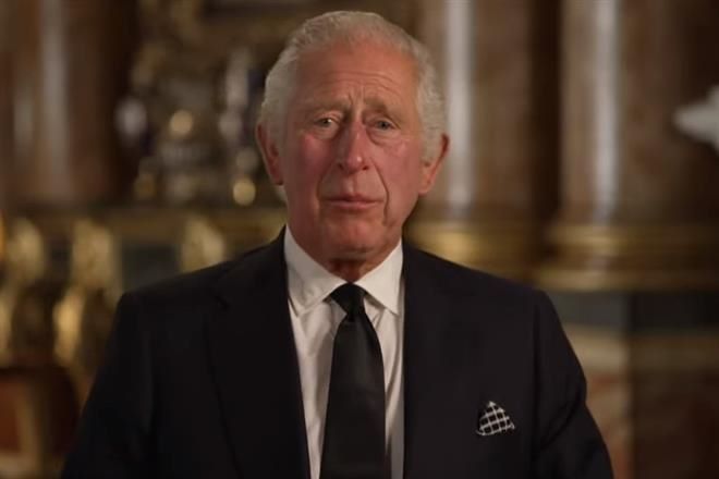 Serviré con inquebrantable devoción de la Reina.- Carlos III