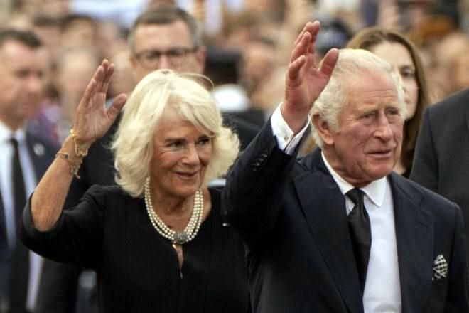 Camilla luce broche simbólico al regresar a Buckingham
