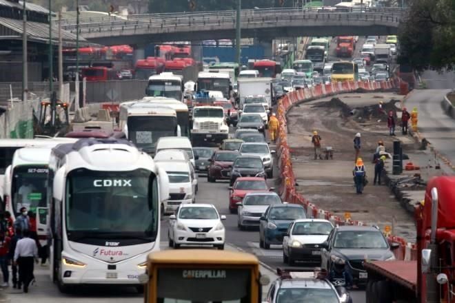 Generan caos obras en Indios Verdes y colapsan acceso a CDMX