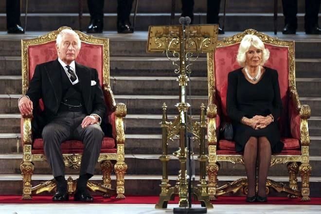 Siento el peso de la Historia, dice Carlos III a Parlamento
