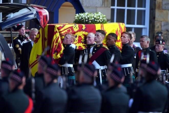 Escoltan Carlos III y hermanos ataúd de Isabel II en Escocia