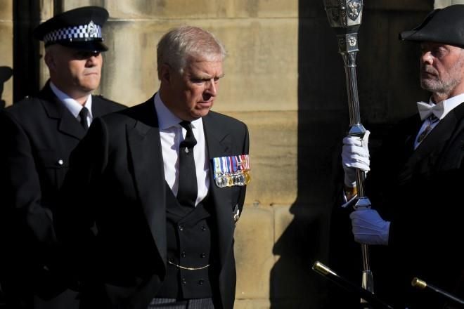 Insultan al Príncipe Andrés durante procesión de Isabel II
