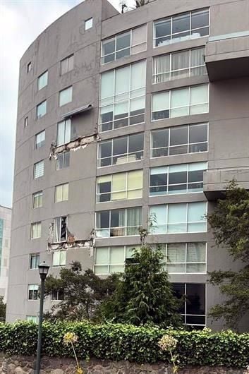 Evacuan edificio en Interlomas por colapso de balcones