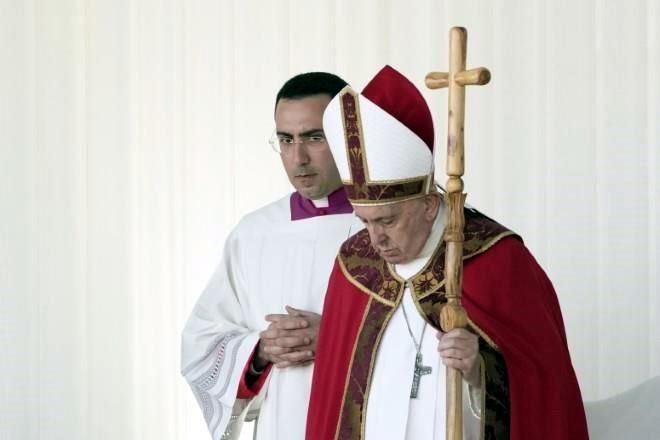 ‘Dios no respalda la guerra’, amaga Papa a Patriarca ruso