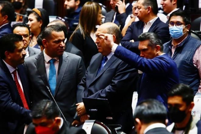 Advierte Moreira a diputados: con narco o Ejército