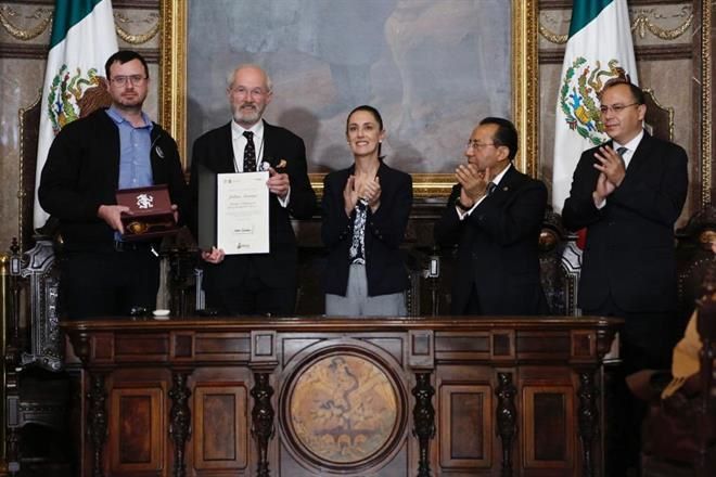 Dan llaves de la CDMX a Julian Assange