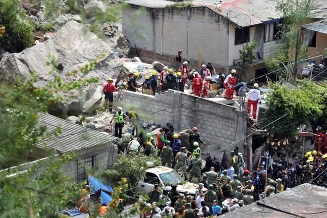 Colapsa barda sobre casas en Cuernavaca; hay 3 atrapados