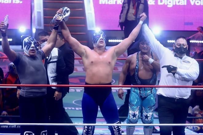Atlantis Jr. sale victorioso y quita la máscara a Stuka Jr.