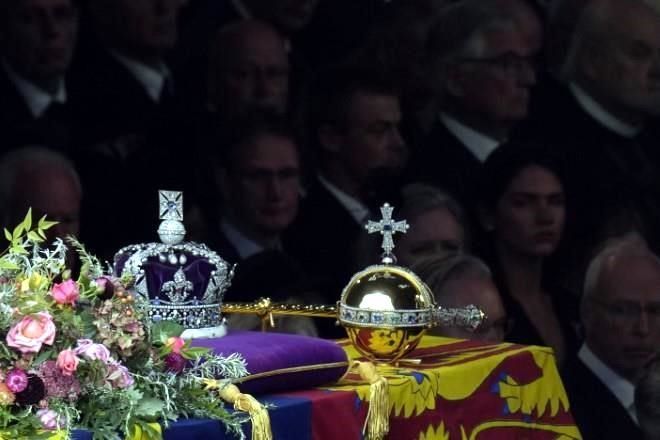 Retiran Corona de ataúd de Isabel II; acaba funeral público