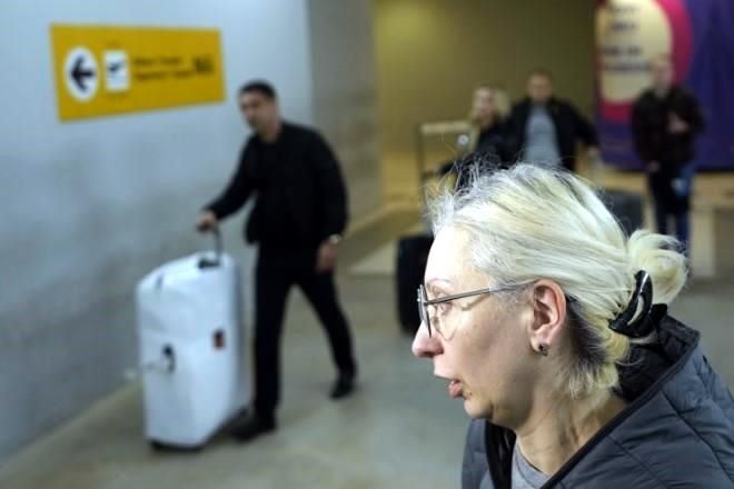 Rusos tratan de salir del país; se agotan vuelos