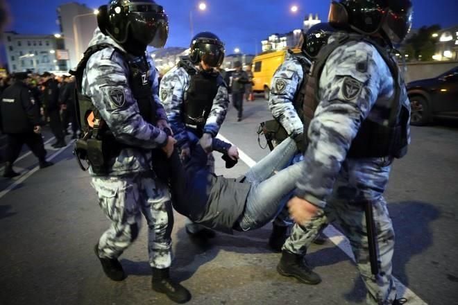 Protestan rusos contra movilización militar; arrestan a mil