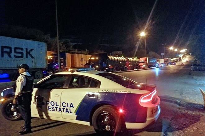 Bloquean autodefensas Carretera Victoria-Monterrey
