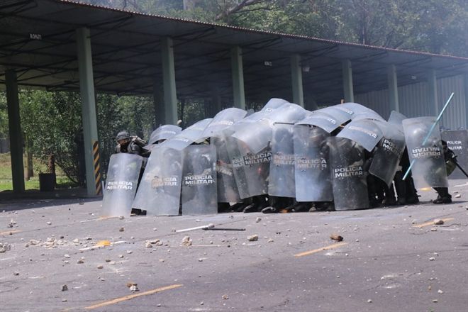 Lesionan a 39 elementos por protesta en Campo Militar