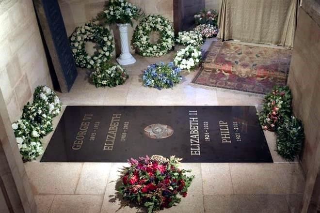 Develan lápida de Reina Isabel II