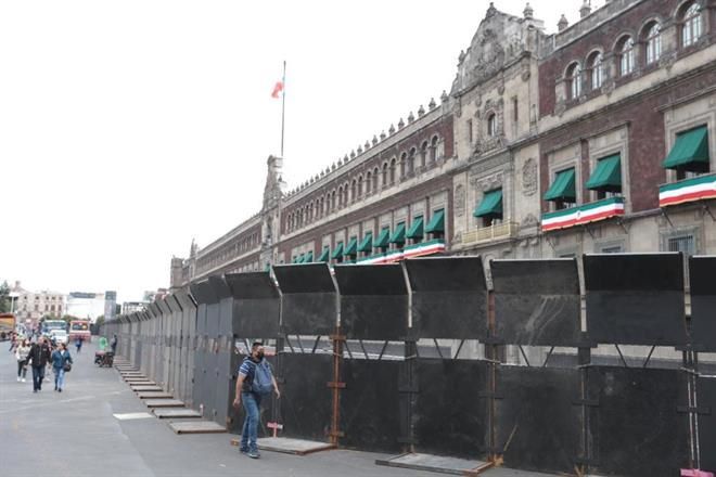Amurallan Palacio Nacional previo a marcha por Ayotzinapa