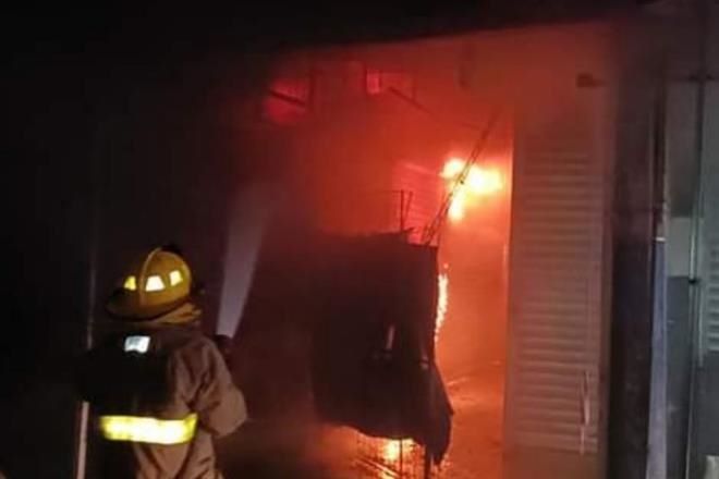 Incendia crimen 14 locales en Acapulco