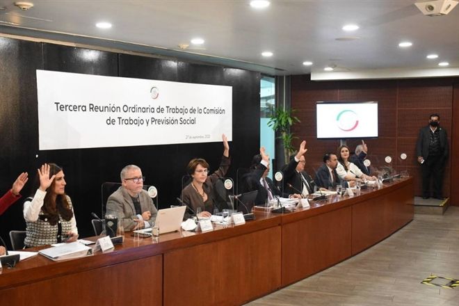 Avala Comisión de Senado 12 días de vacaciones en primer año