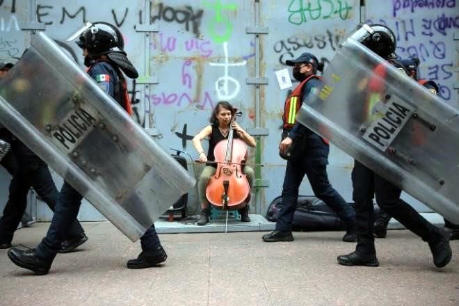 Acompaña protestas con el sonido de su violonchelo