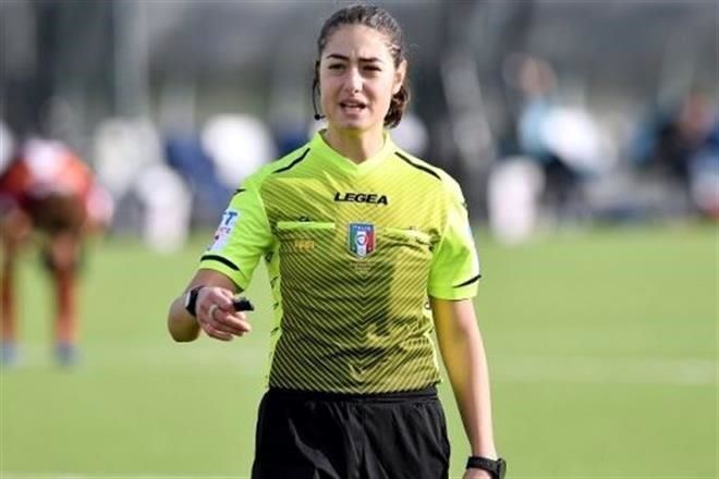 Hace árbitra Maria Sole Ferrieri historia en la Serie A