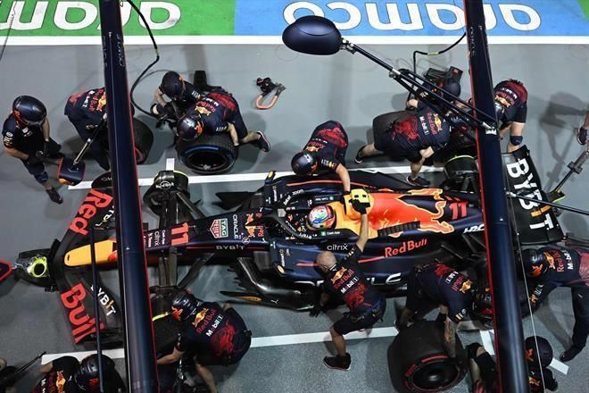 Tiene Checo problemas de motor en prácticas de Singapur