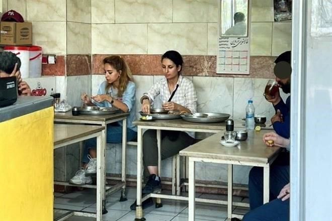 Detienen a iraní por comer en restaurante sin hiyab