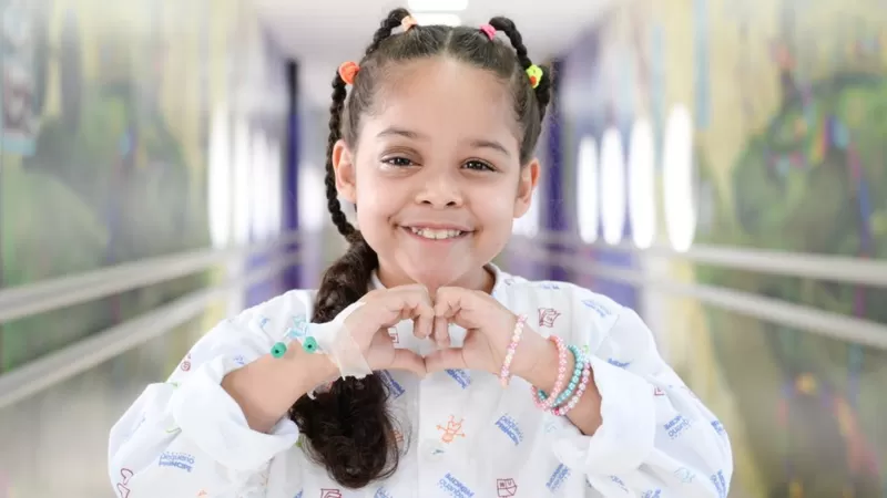 «Su ojo estaba salido del cráneo»: la cirugía pionera que curó una rara enfermedad de una niña brasileña