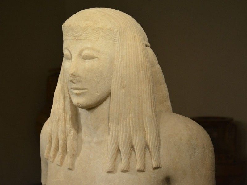 Grecia exhibe una estatua ‘casi intacta’ de 2 mil 700 años de antigüedad